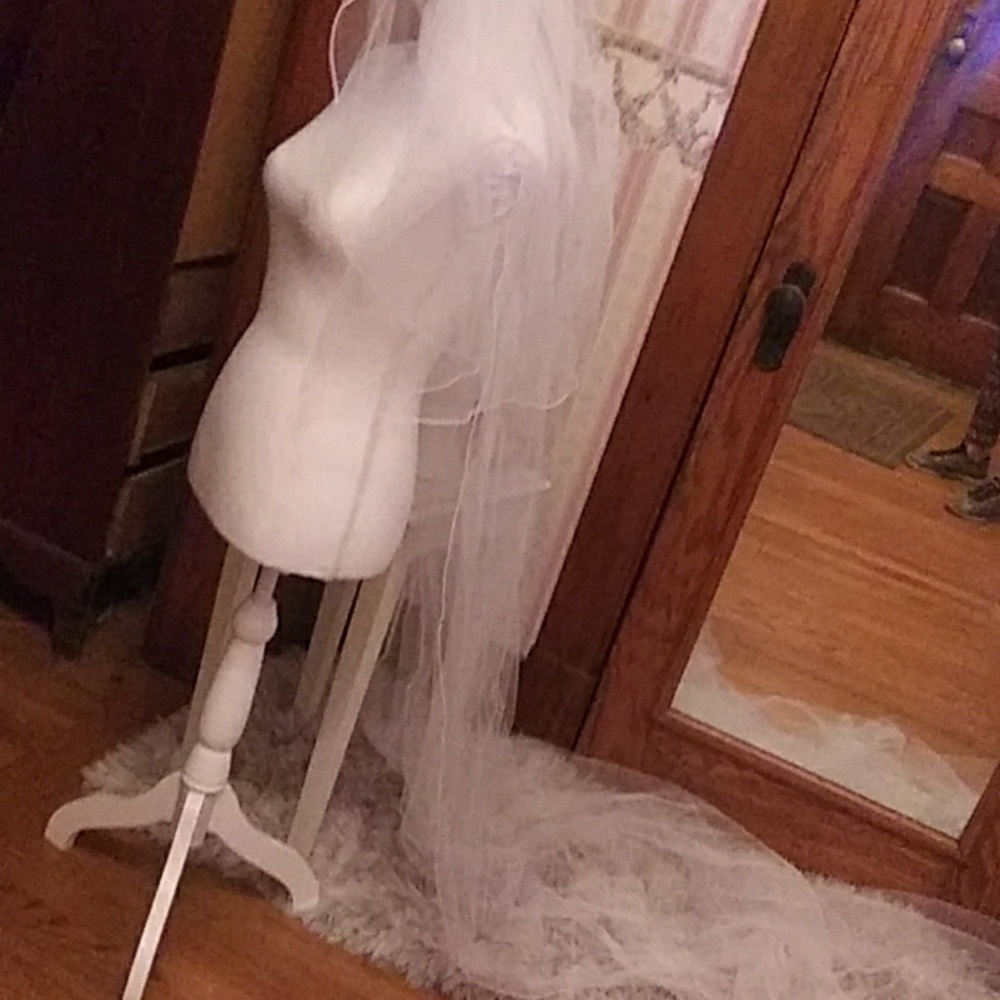 Brand new in bag white 9' long tulle 2 tier veil 1